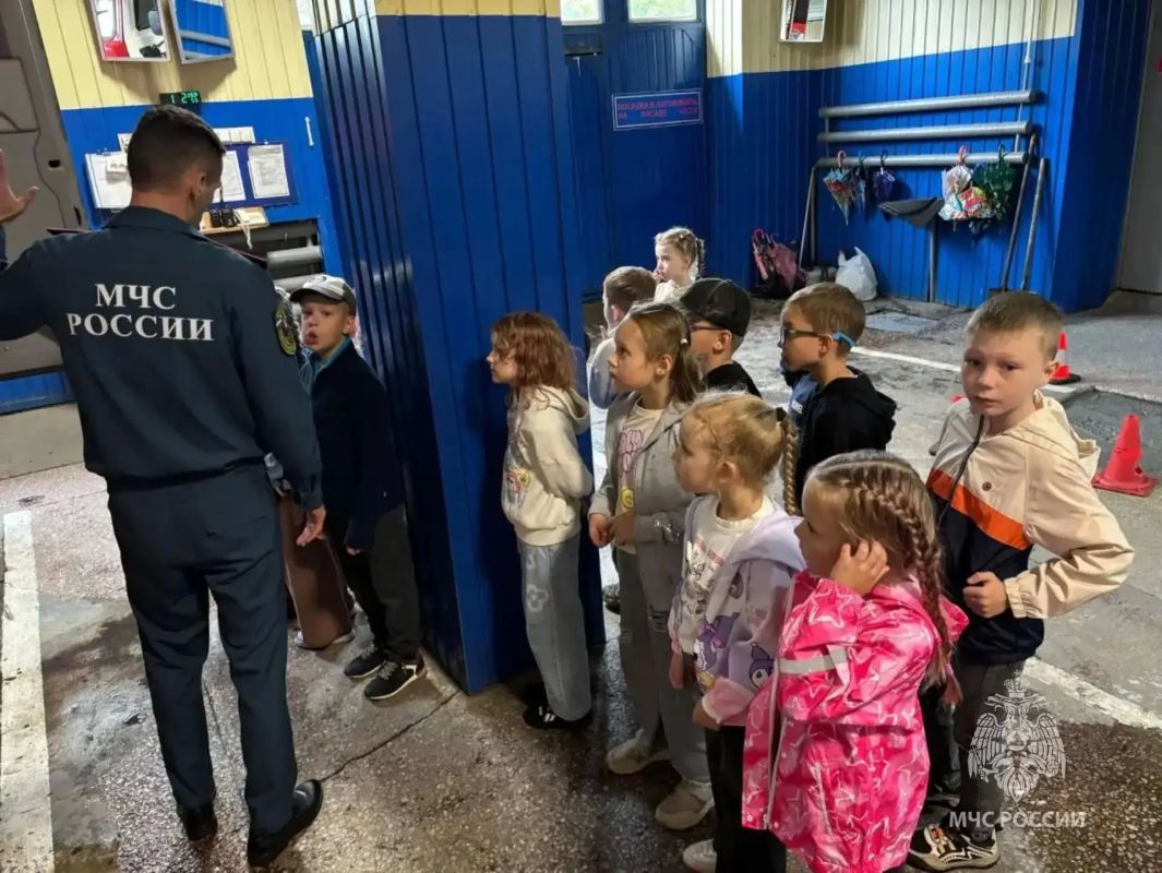 Один день из жизни пожарного: юные ребята примерили на себя героическую профессию Один день из жизни пожарного: юные ребята примерили на себя героическую профессию