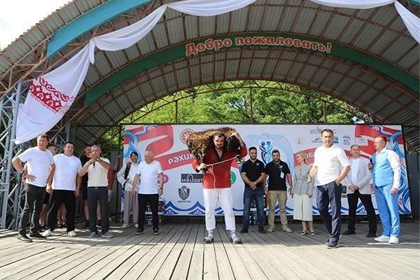 Сотрудник хабаровской колонии выиграл внедорожник на Сабантуе и отправил его в зону СВО Сотрудник хабаровской колонии выиграл внедорожник на Сабантуе и отправил его в зону СВО
