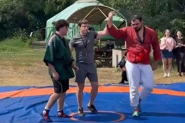 Сотрудник хабаровской колонии выиграл внедорожник на Сабантуе и отправил его в зону СВО Сотрудник хабаровской колонии выиграл внедорожник на Сабантуе и отправил его в зону СВО