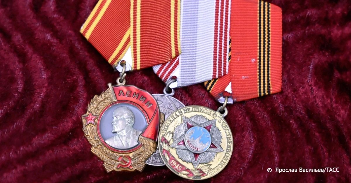 Ордена и медали СССР обнаружили таможенники хабаровского аэропорта в багаже 46-летнего гражданина РФ, планировавшего вылет в Харбин