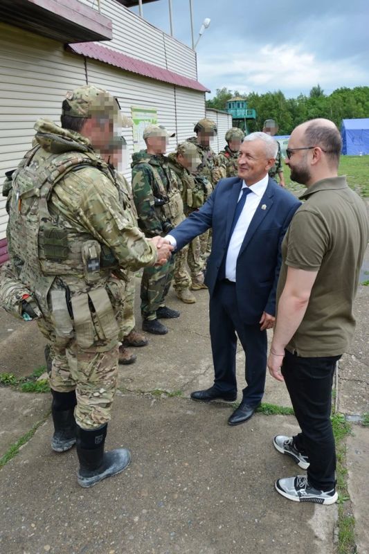 9 июля вместе с членом краевой Общественной палаты Немишем И.О. и И.о. заместителя главы администрации Советско-Гаванского района Останиным Ю.А. передал военнослужащим войсковой части Пограничного управления ФСБ России по... 9 июля вместе с членом краевой Общественной палаты Немишем И.О. и И.о. заместителя главы администрации Советско-Гаванского района Останиным Ю.А. передал военнослужащим войсковой части Пограничного управления ФСБ России по...
