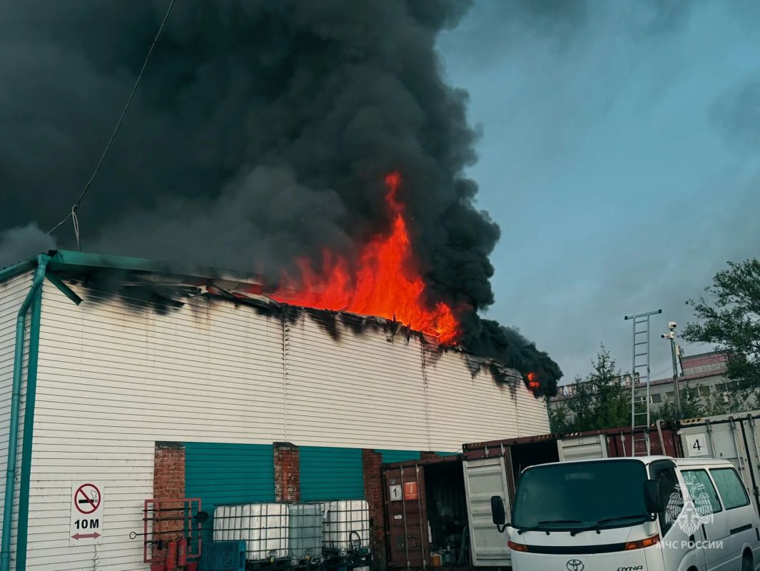 Хабаровские огнеборцы ликвидировали пожар на складе Хабаровские огнеборцы ликвидировали пожар на складе