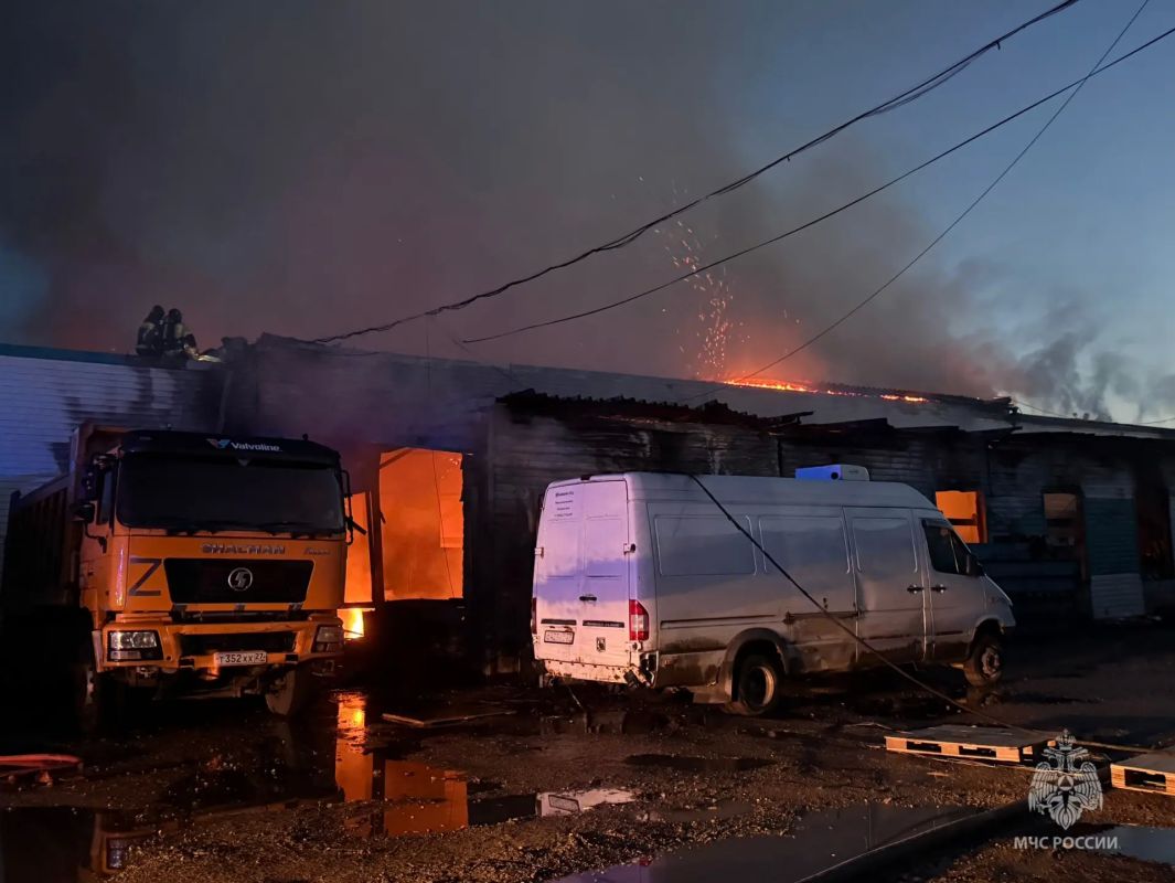 Хабаровские огнеборцы ликвидировали пожар на складе Хабаровские огнеборцы ликвидировали пожар на складе