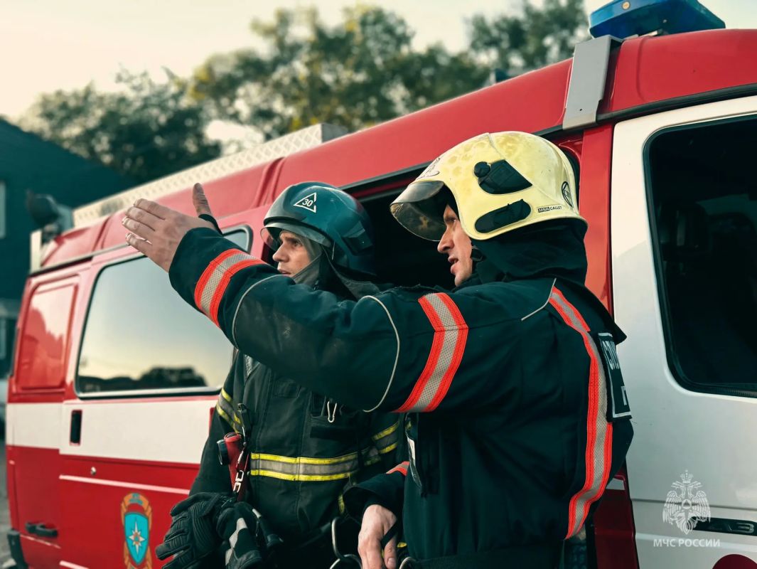 Хабаровские огнеборцы ликвидировали пожар на складе Хабаровские огнеборцы ликвидировали пожар на складе