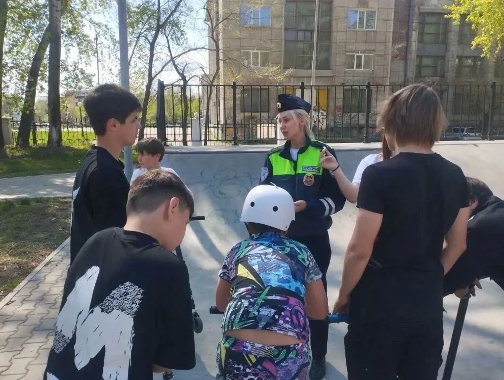 Студенты Комсомольского-на-Амуре судомеханического техникума вместе с Госавтоинспекцией провели акцию "Десант безопасности" Студенты Комсомольского-на-Амуре судомеханического техникума вместе с Госавтоинспекцией провели акцию "Десант безопасности"