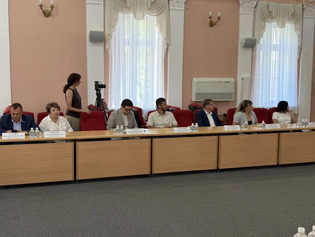 В большом зале администрации города начался депутатский час на тему "Организация летнего оздоровительного отдыха детей в городе Хабаровске" В большом зале администрации города начался депутатский час на тему "Организация летнего оздоровительного отдыха детей в городе Хабаровске"