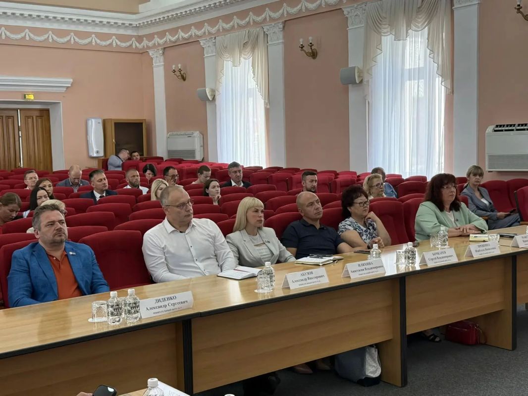 В большом зале администрации города начался депутатский час на тему "Организация летнего оздоровительного отдыха детей в городе Хабаровске" В большом зале администрации города начался депутатский час на тему "Организация летнего оздоровительного отдыха детей в городе Хабаровске"