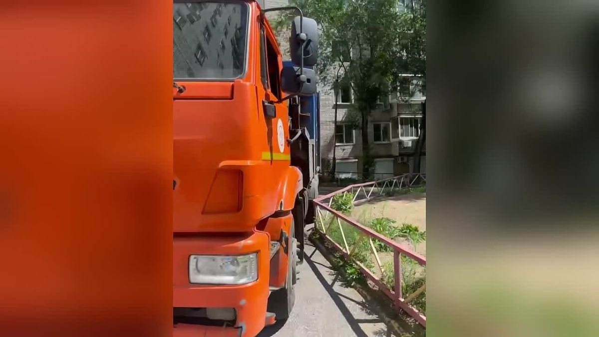 Утром мусоровоз приехал за отходами, но доехать до контейнерной площадки так и не смог