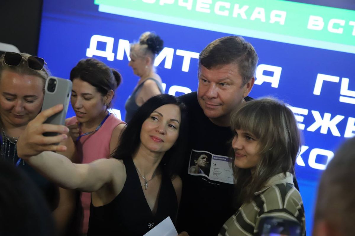 Воспитанники подшефного нашему министерству детского дома № 14 города Бикин сегодня стали участниками встречи с Дмитрием Губерниевым Воспитанники подшефного нашему министерству детского дома № 14 города Бикин сегодня стали участниками встречи с Дмитрием Губерниевым