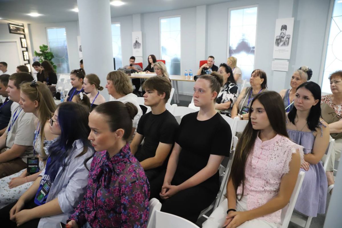 Воспитанники подшефного нашему министерству детского дома № 14 города Бикин сегодня стали участниками встречи с Дмитрием Губерниевым Воспитанники подшефного нашему министерству детского дома № 14 города Бикин сегодня стали участниками встречи с Дмитрием Губерниевым