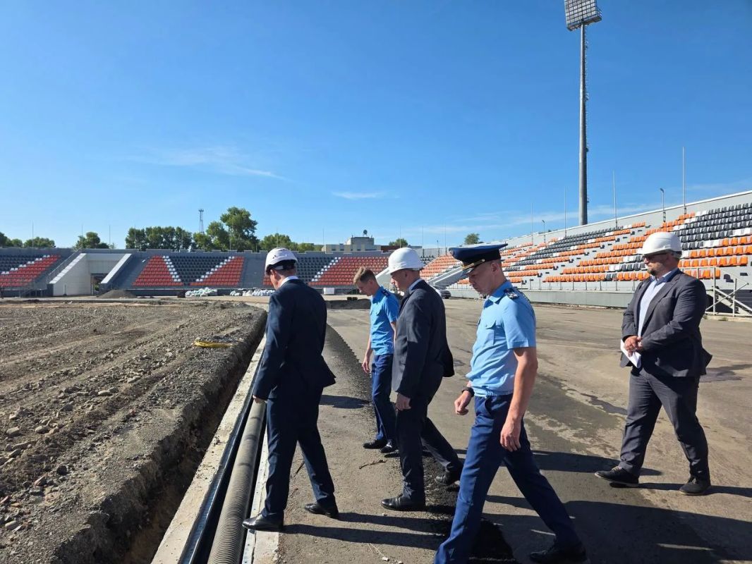 В продолжение рабочей поездки прокурор Хабаровского края Виталий Степанов проверил ход реконструкции стадиона «Авангард» В продолжение рабочей поездки прокурор Хабаровского края Виталий Степанов проверил ход реконструкции стадиона «Авангард»