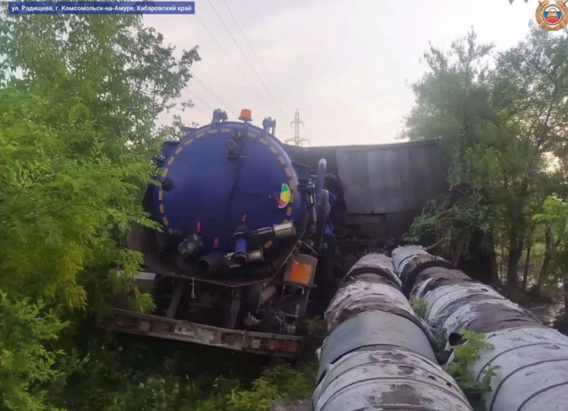 Водитель погиб под напором кипятка после наезда на теплотрассу в Комсомольске