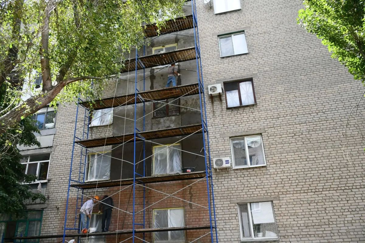 Дмитрий Демешин: В подшефном и уже таком родном для нас городе Дебальцево Донецкой Народной Республики, над которым Хабаровский край взял шефство, проверил как продвигаются ремонтные работы Дмитрий Демешин: В подшефном и уже таком родном для нас городе Дебальцево Донецкой Народной Республики, над которым Хабаровский край взял шефство, проверил как продвигаются ремонтные работы