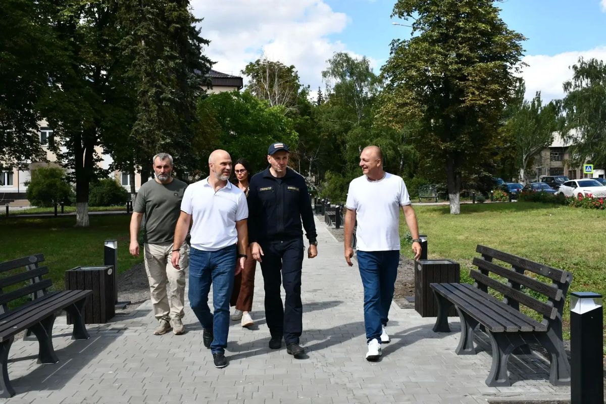 Дмитрий Демешин: В подшефном и уже таком родном для нас городе Дебальцево Донецкой Народной Республики, над которым Хабаровский край взял шефство, проверил как продвигаются ремонтные работы Дмитрий Демешин: В подшефном и уже таком родном для нас городе Дебальцево Донецкой Народной Республики, над которым Хабаровский край взял шефство, проверил как продвигаются ремонтные работы