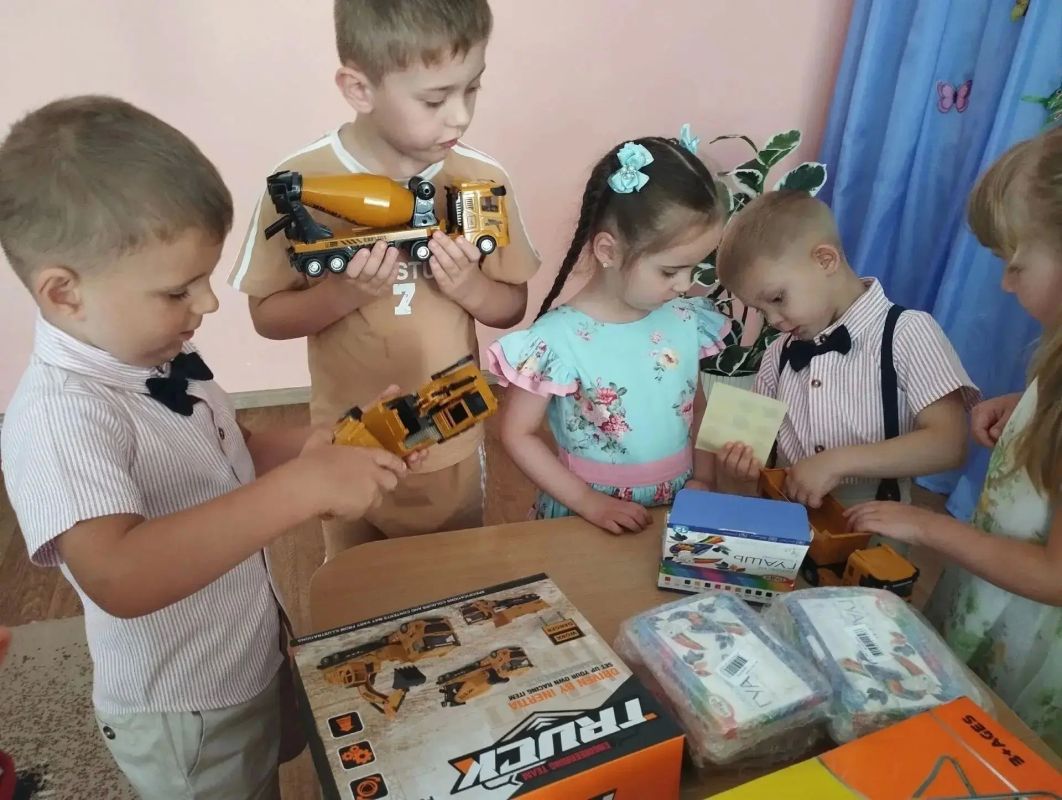 Дмитрий Демешин: В подшефном и уже таком родном для нас городе Дебальцево Донецкой Народной Республики, над которым Хабаровский край взял шефство, проверил как продвигаются ремонтные работы Дмитрий Демешин: В подшефном и уже таком родном для нас городе Дебальцево Донецкой Народной Республики, над которым Хабаровский край взял шефство, проверил как продвигаются ремонтные работы