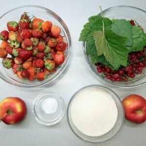 Уникальный компот на зиму: клубника с красной смородиной и яблоками