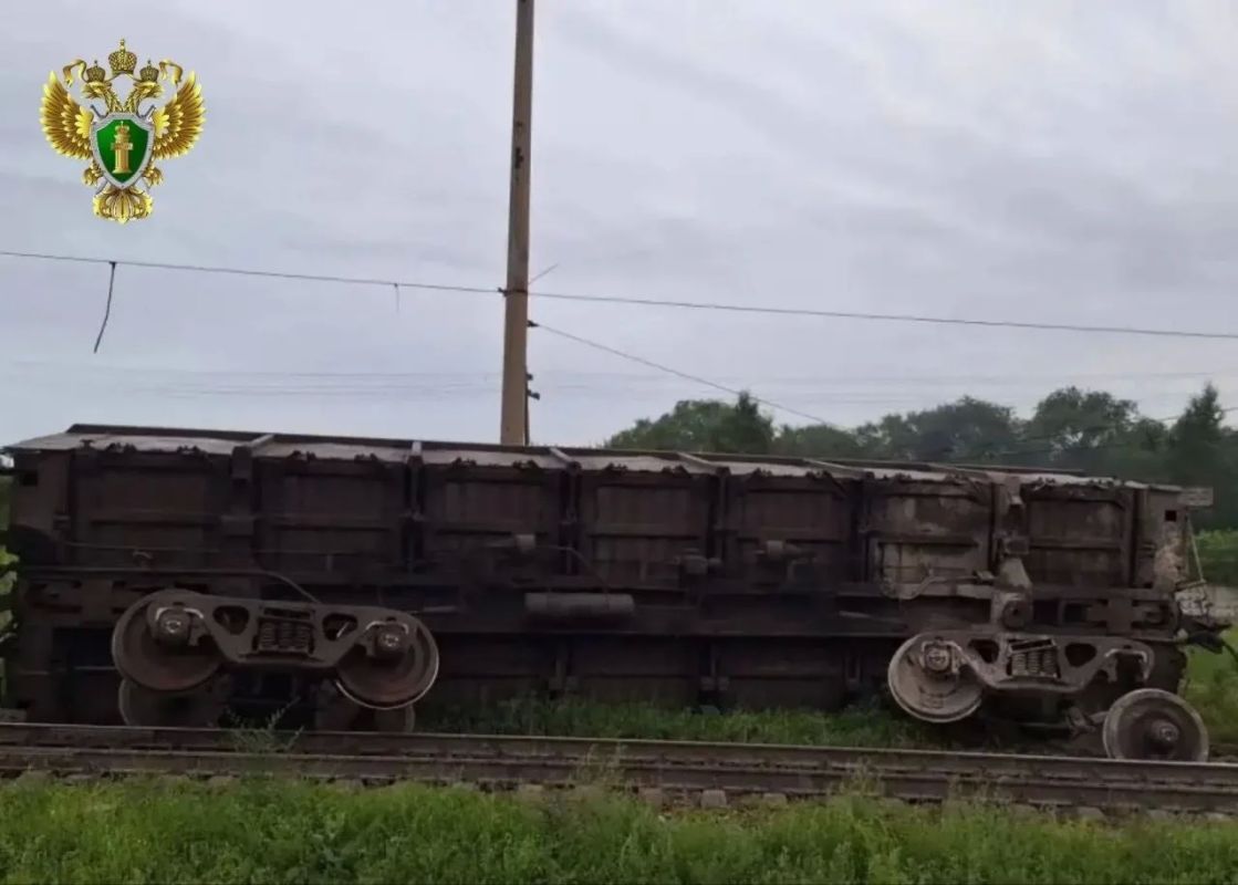 Три вагона с углем сошли с рельсов в Белогорске Три вагона с углем сошли с рельсов в Белогорске