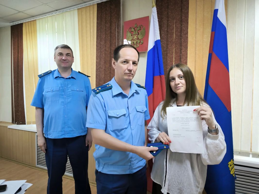 В органах прокуратуры Хабаровского края молодым сотрудникам вручены первые погоны В органах прокуратуры Хабаровского края молодым сотрудникам вручены первые погоны