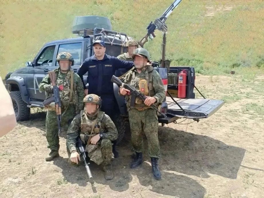 Дмитрий Демешин передал технику и вооружение бойцам на передовой и проверил ход восстановительных работ в Дебальцево Дмитрий Демешин передал технику и вооружение бойцам на передовой и проверил ход восстановительных работ в Дебальцево