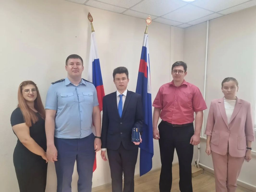 В органах прокуратуры Хабаровского края молодым сотрудникам вручены первые погоны В органах прокуратуры Хабаровского края молодым сотрудникам вручены первые погоны