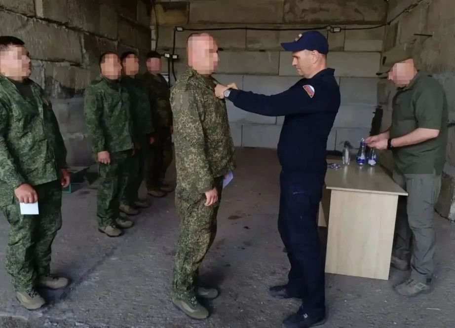 Дмитрий Демешин передал технику и вооружение бойцам на передовой и проверил ход восстановительных работ в Дебальцево Дмитрий Демешин передал технику и вооружение бойцам на передовой и проверил ход восстановительных работ в Дебальцево