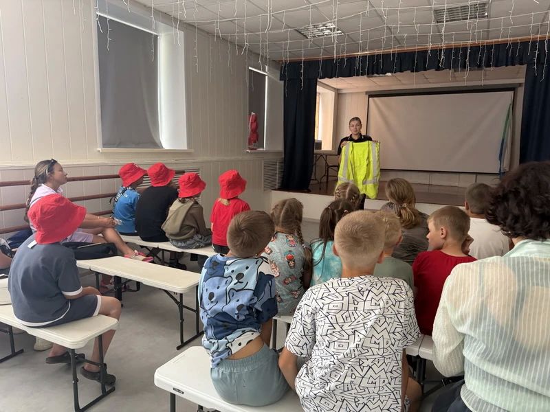 В Советской Гавани сотрудники Госавтоинспекции провели познавательную встречу для ребят с летнего лагеря В Советской Гавани сотрудники Госавтоинспекции провели познавательную встречу для ребят с летнего лагеря