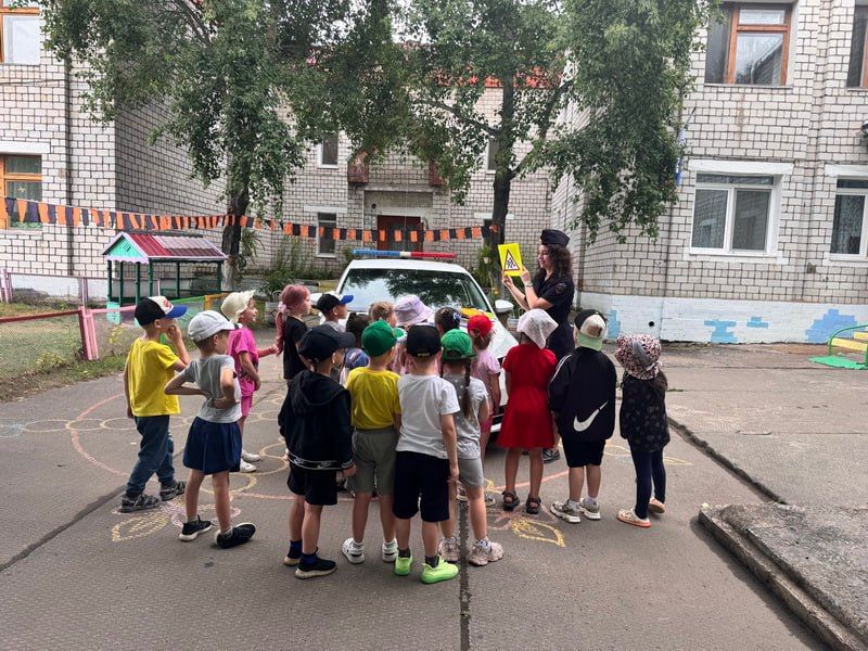 В Амурском районе сотрудники Госавтоинспекции организовали для воспитанников детских садов поселка Эльбан профилактическое мероприятие «Безопасное лето» В Амурском районе сотрудники Госавтоинспекции организовали для воспитанников детских садов поселка Эльбан профилактическое мероприятие «Безопасное лето»