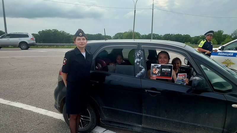 В районе имени Лазо сотрудники Госавтоинспекции провели пропагандистское мероприятие «Пристегни самое дорогое, пристегнись сам» В районе имени Лазо сотрудники Госавтоинспекции провели пропагандистское мероприятие «Пристегни самое дорогое, пристегнись сам»