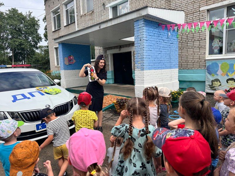 В Амурском районе сотрудники Госавтоинспекции организовали для воспитанников детских садов поселка Эльбан профилактическое мероприятие «Безопасное лето»