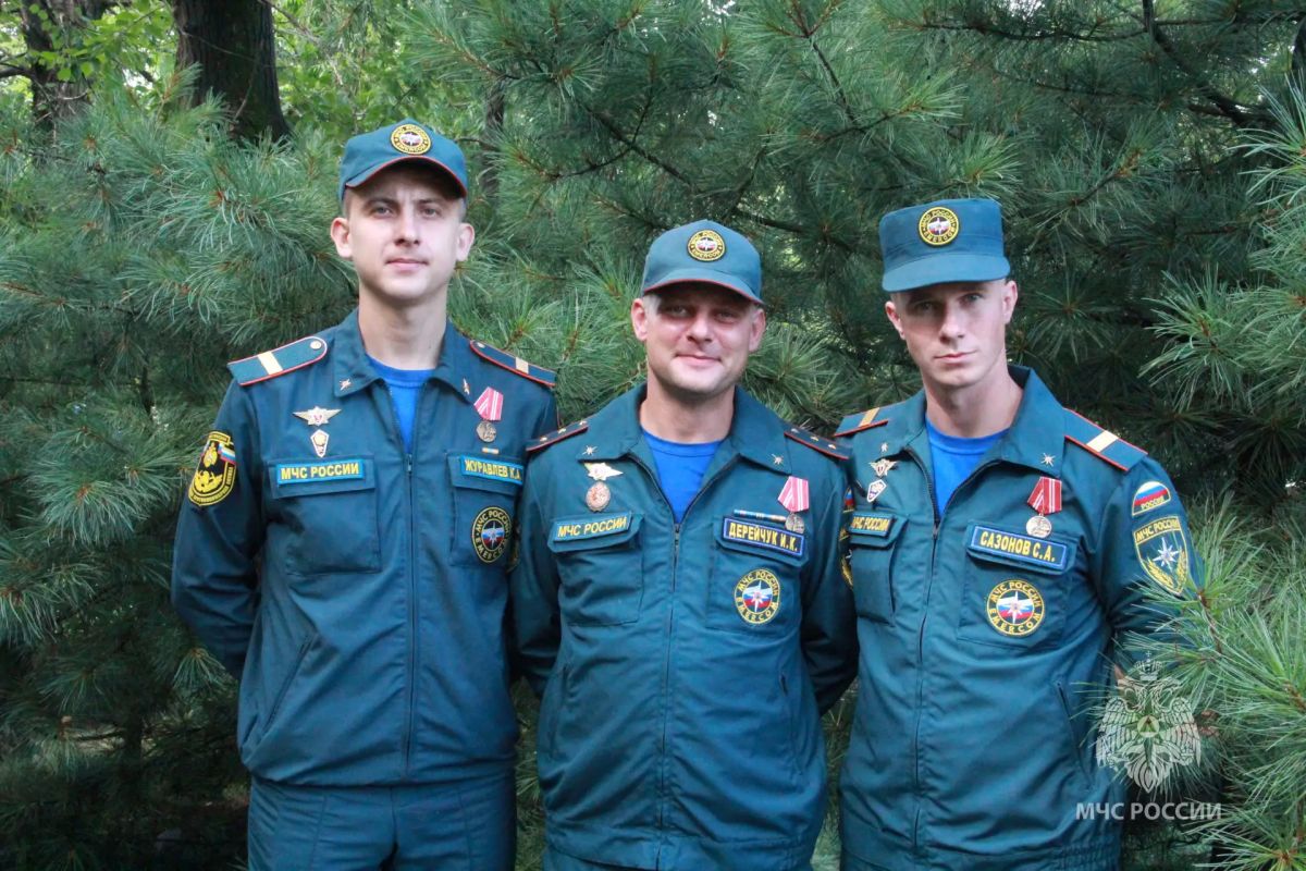 Три медали за спасение на пожаре получили хабаровские огнеборцы МЧС России Три медали за спасение на пожаре получили хабаровские огнеборцы МЧС России