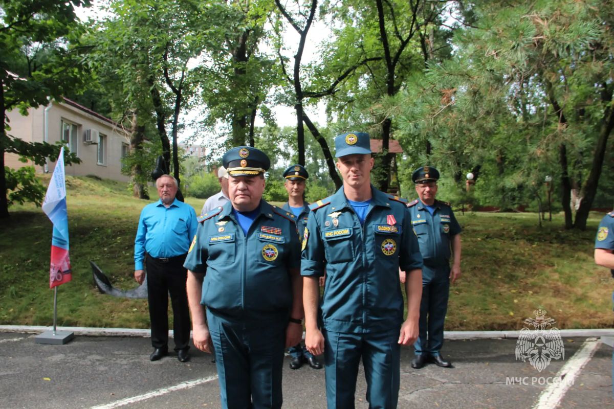 Три медали за спасение на пожаре получили хабаровские огнеборцы МЧС России Три медали за спасение на пожаре получили хабаровские огнеборцы МЧС России