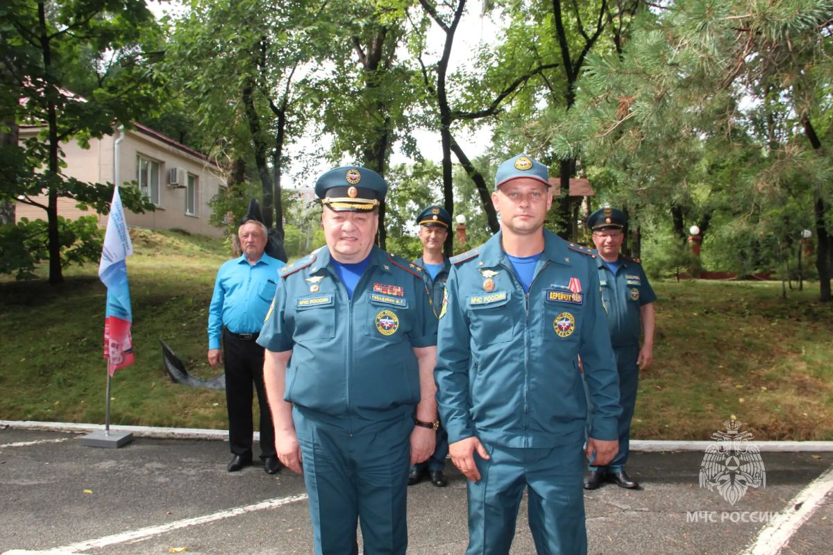 Три медали за спасение на пожаре получили хабаровские огнеборцы МЧС России Три медали за спасение на пожаре получили хабаровские огнеборцы МЧС России