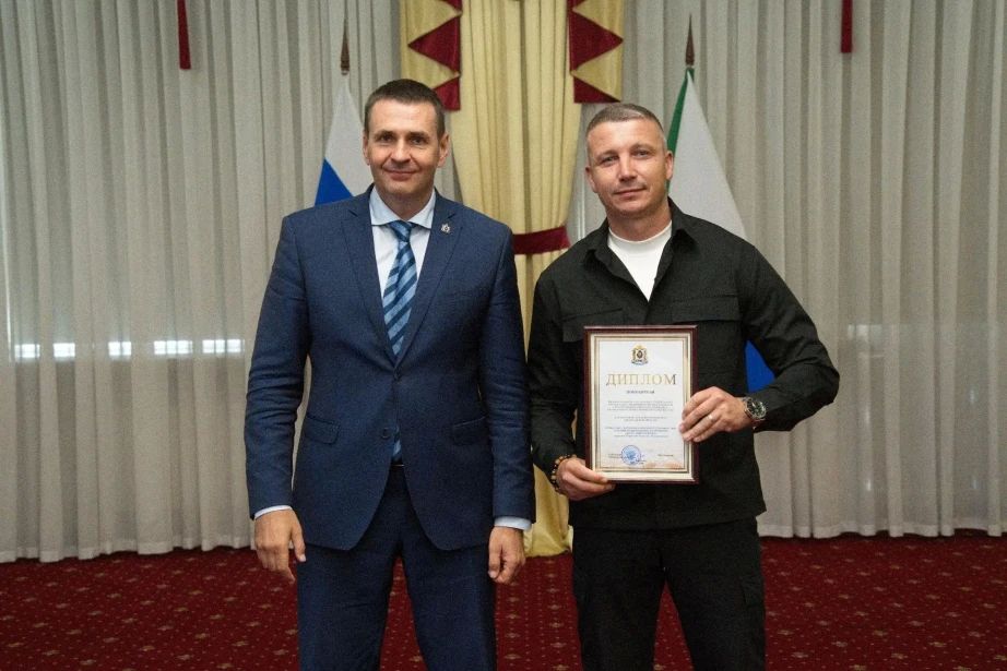 Дмитрий Демешин вручил награды строителям Хабаровского края накануне профессионального праздника Дмитрий Демешин вручил награды строителям Хабаровского края накануне профессионального праздника