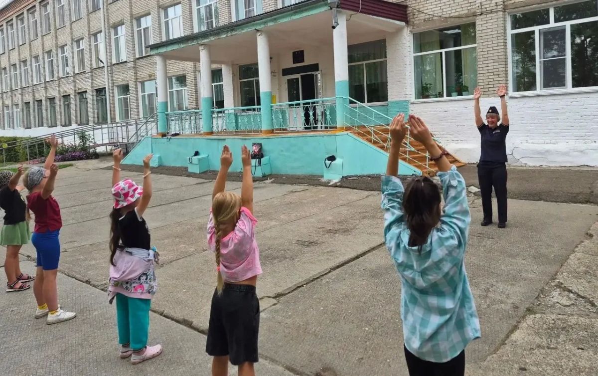 Полицейские Хабаровского края в рамках акции «Зарядка со стражем порядка» провели для детей спортивные мероприятия Полицейские Хабаровского края в рамках акции «Зарядка со стражем порядка» провели для детей спортивные мероприятия