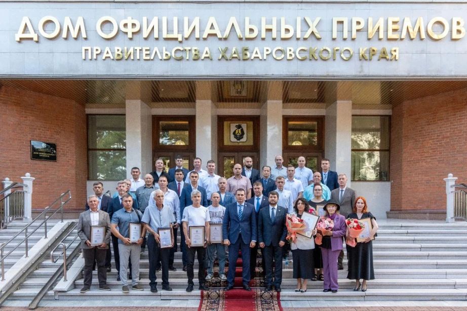Дмитрий Демешин вручил награды строителям Хабаровского края накануне профессионального праздника Дмитрий Демешин вручил награды строителям Хабаровского края накануне профессионального праздника