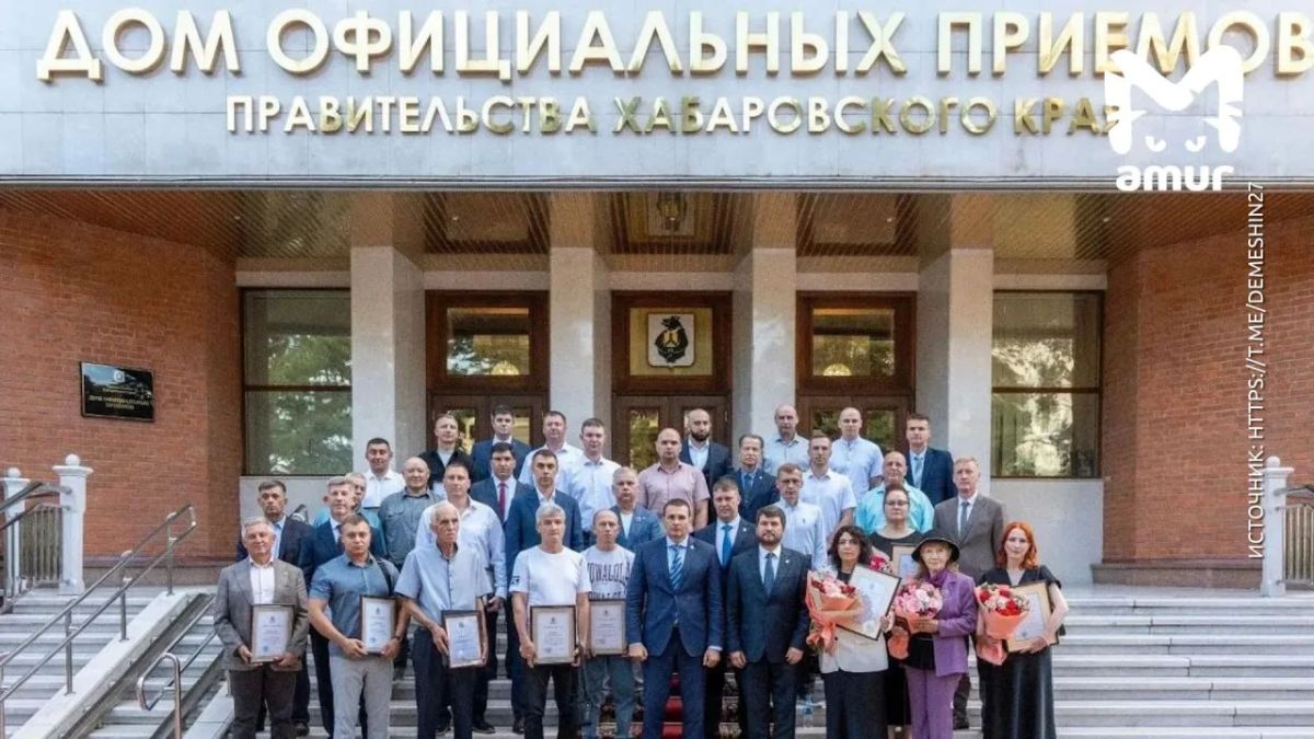 Чиновник, которому запретили уезжать из Косомольска до сдачи стадиона, отмечал День строителя с губернатором в Хабаровске Чиновник, которому запретили уезжать из Косомольска до сдачи стадиона, отмечал День строителя с губернатором в Хабаровске