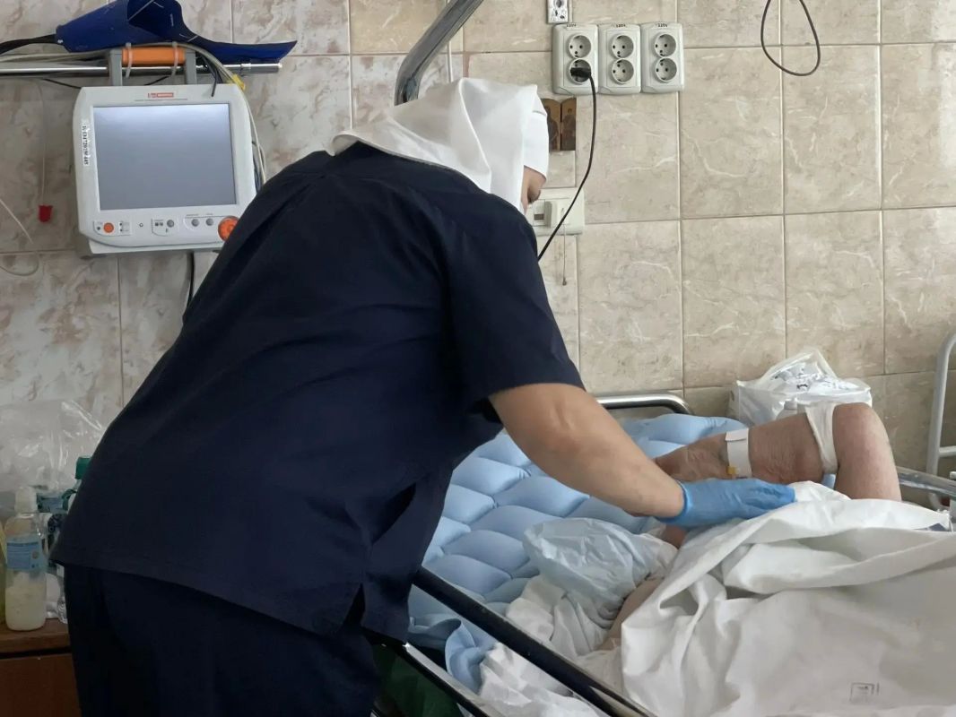 «Подходим к каждому сердцем»: сёстры милосердия помогают тяжёлым пациентам больницы имени Владимирцева «Подходим к каждому сердцем»: сёстры милосердия помогают тяжёлым пациентам больницы имени Владимирцева