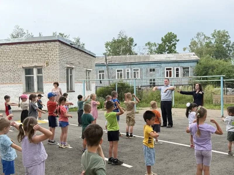 В Советско-Гаванском и Амурском районах полицейские присоединились к Всероссийской акции «Зарядка со стражем порядка» В Советско-Гаванском и Амурском районах полицейские присоединились к Всероссийской акции «Зарядка со стражем порядка»