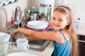 Как дошкольники могут помочь по дому: советы для родителей