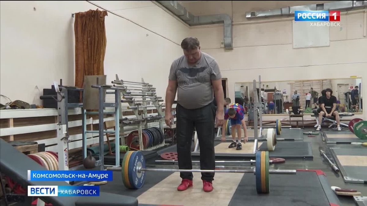 Тридцать тонн за тренировку: ветеран штанги из Города юности готовится к чемпионату мира в Афинах