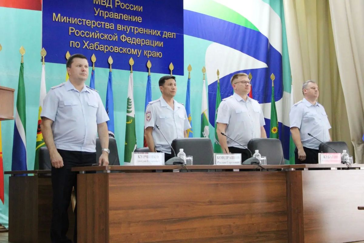 В УМВД России по Хабаровскому краю прошло торжественное вручение служебных удостоверений и табельного оружия выпускникам ДВЮИ МВД России им. И.Ф. Шилова, прибывшим на службу в подразделения органов внутренних дел... В УМВД России по Хабаровскому краю прошло торжественное вручение служебных удостоверений и табельного оружия выпускникам ДВЮИ МВД России им. И.Ф. Шилова, прибывшим на службу в подразделения органов внутренних дел...