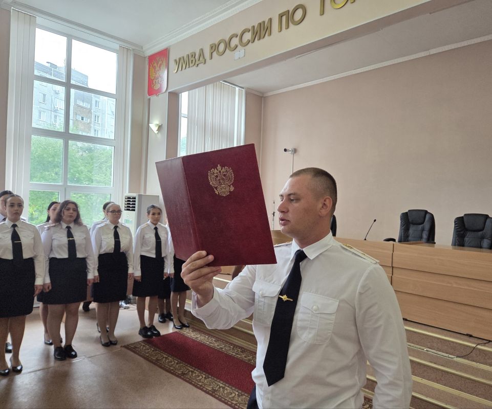 В Хабаровске состоялась торжественная церемония принятия Присяги молодыми сотрудниками полиции В Хабаровске состоялась торжественная церемония принятия Присяги молодыми сотрудниками полиции