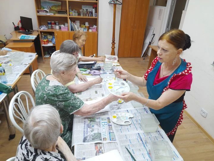 Рисование как терапия: в Хабаровске пенсионеры открывают в себе художников