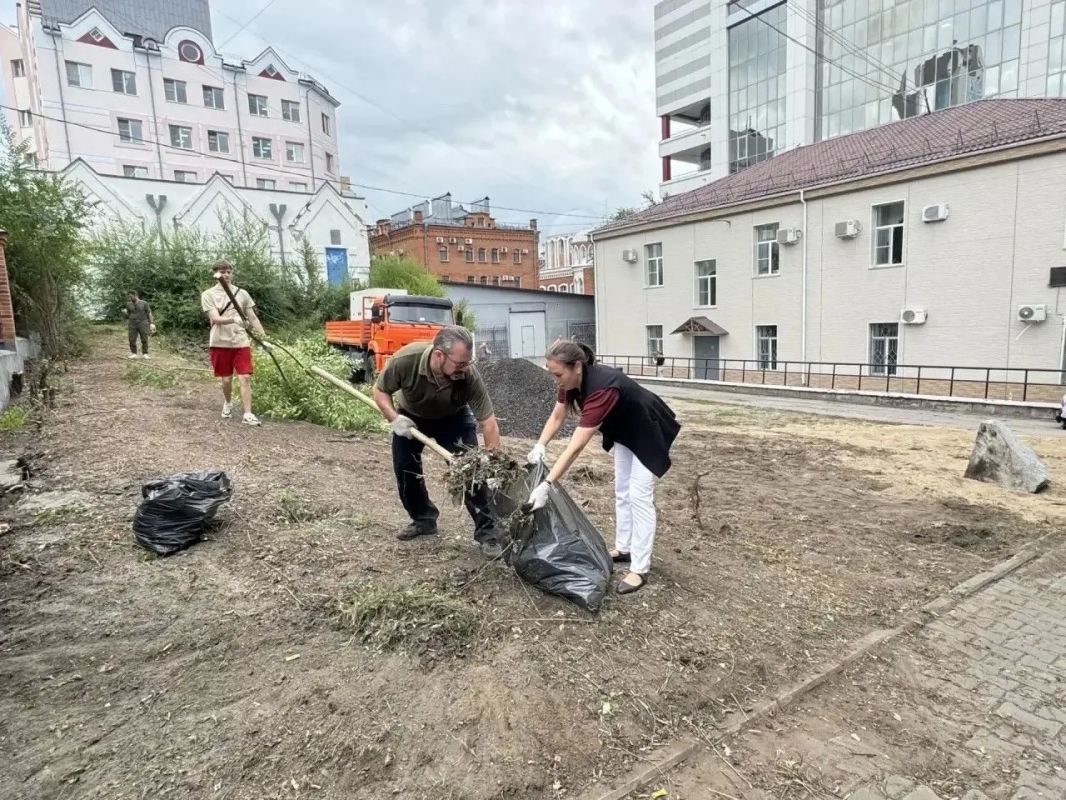 Большой субботник прошел в сквере имени Антона Павловича Чехова Большой субботник прошел в сквере имени Антона Павловича Чехова