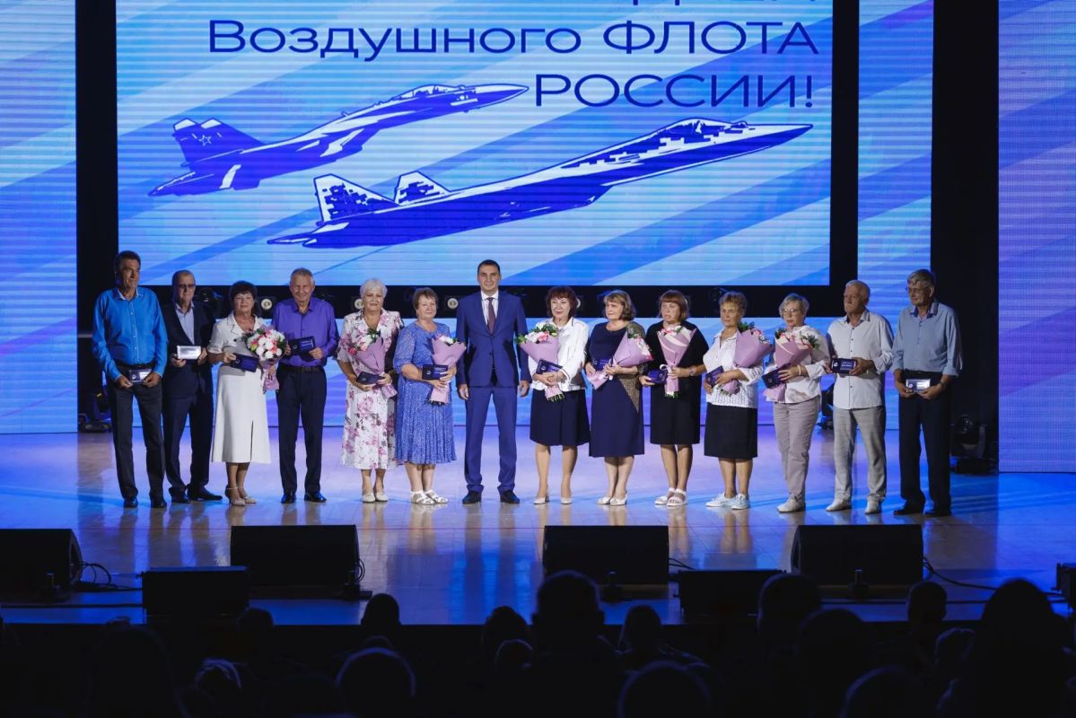 Накануне Дня Воздушного флота России во дворце культуры авиастроителей состоялось торжественное собрание коллектива КнААЗ, где чествовали заводчан, внёсших большой вклад в развитие авиационной отрасли России Накануне Дня Воздушного флота России во дворце культуры авиастроителей состоялось торжественное собрание коллектива КнААЗ, где чествовали заводчан, внёсших большой вклад в развитие авиационной отрасли России