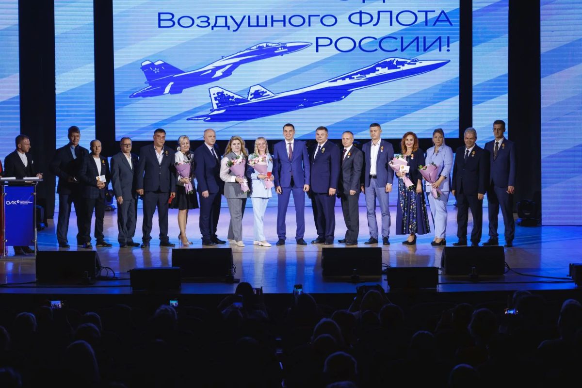 Накануне Дня Воздушного флота России во дворце культуры авиастроителей состоялось торжественное собрание коллектива КнААЗ, где чествовали заводчан, внёсших большой вклад в развитие авиационной отрасли России Накануне Дня Воздушного флота России во дворце культуры авиастроителей состоялось торжественное собрание коллектива КнААЗ, где чествовали заводчан, внёсших большой вклад в развитие авиационной отрасли России