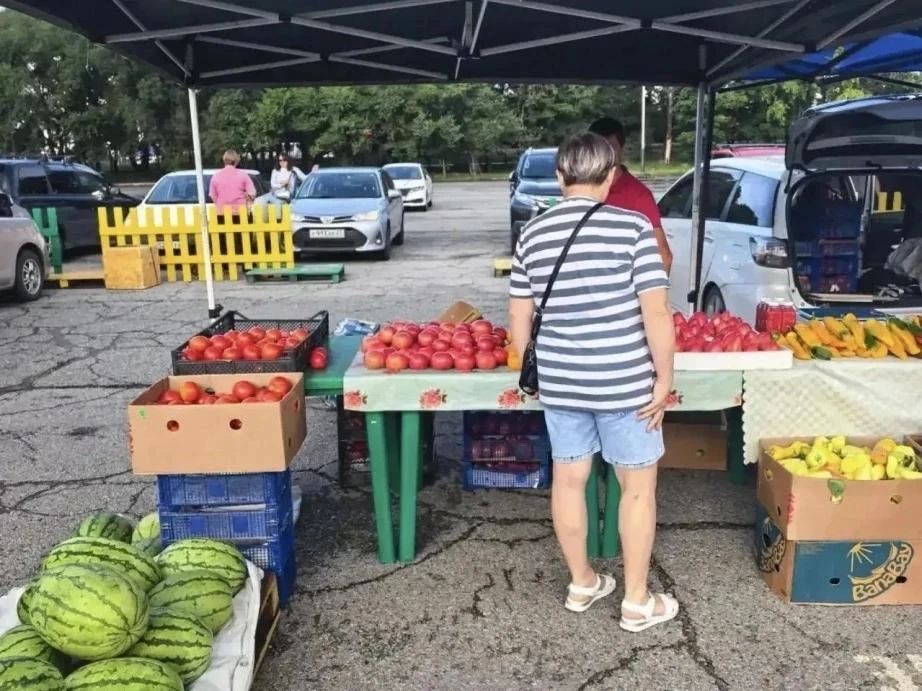 Жители приобрели уже 75 тонн свежей продукции на краевой сельскохозяйственной ярмарке выходного дня в Хабаровске Жители приобрели уже 75 тонн свежей продукции на краевой сельскохозяйственной ярмарке выходного дня в Хабаровске