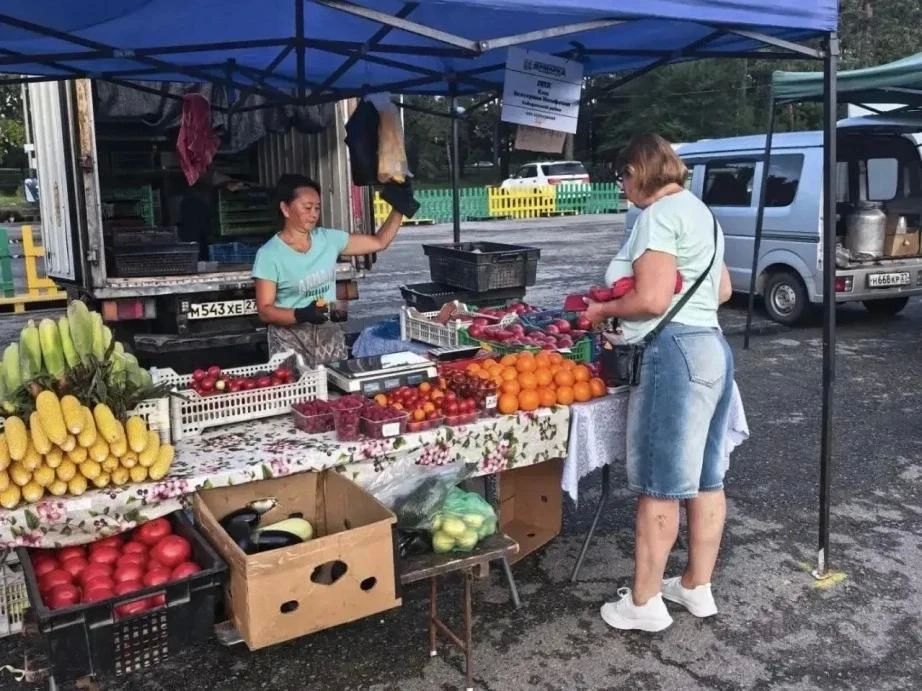Жители приобрели уже 75 тонн свежей продукции на краевой сельскохозяйственной ярмарке выходного дня в Хабаровске