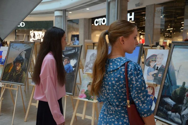 Полицейские Хабаровского края представили выставку работ своих детей в рамках празднования Дня офицера России
