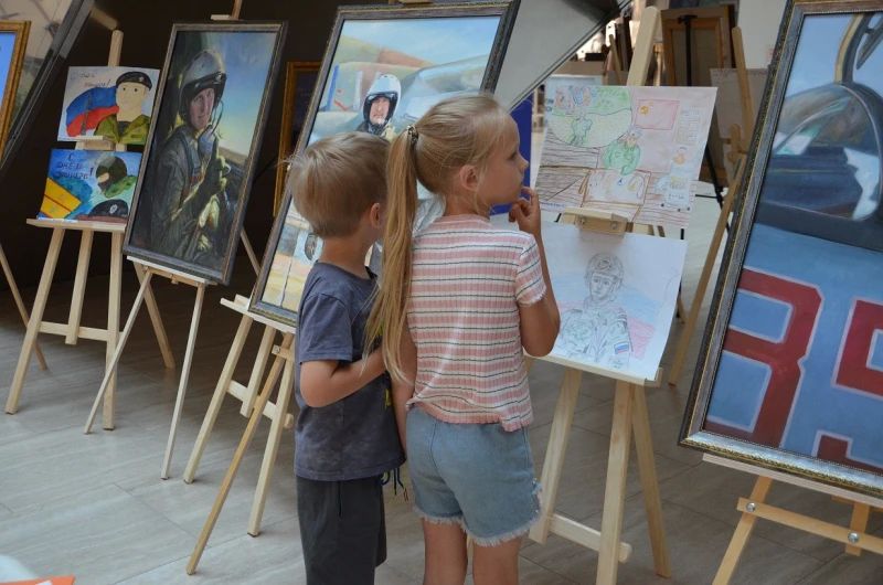 Полицейские Хабаровского края представили выставку работ своих детей в рамках празднования Дня офицера России Полицейские Хабаровского края представили выставку работ своих детей в рамках празднования Дня офицера России